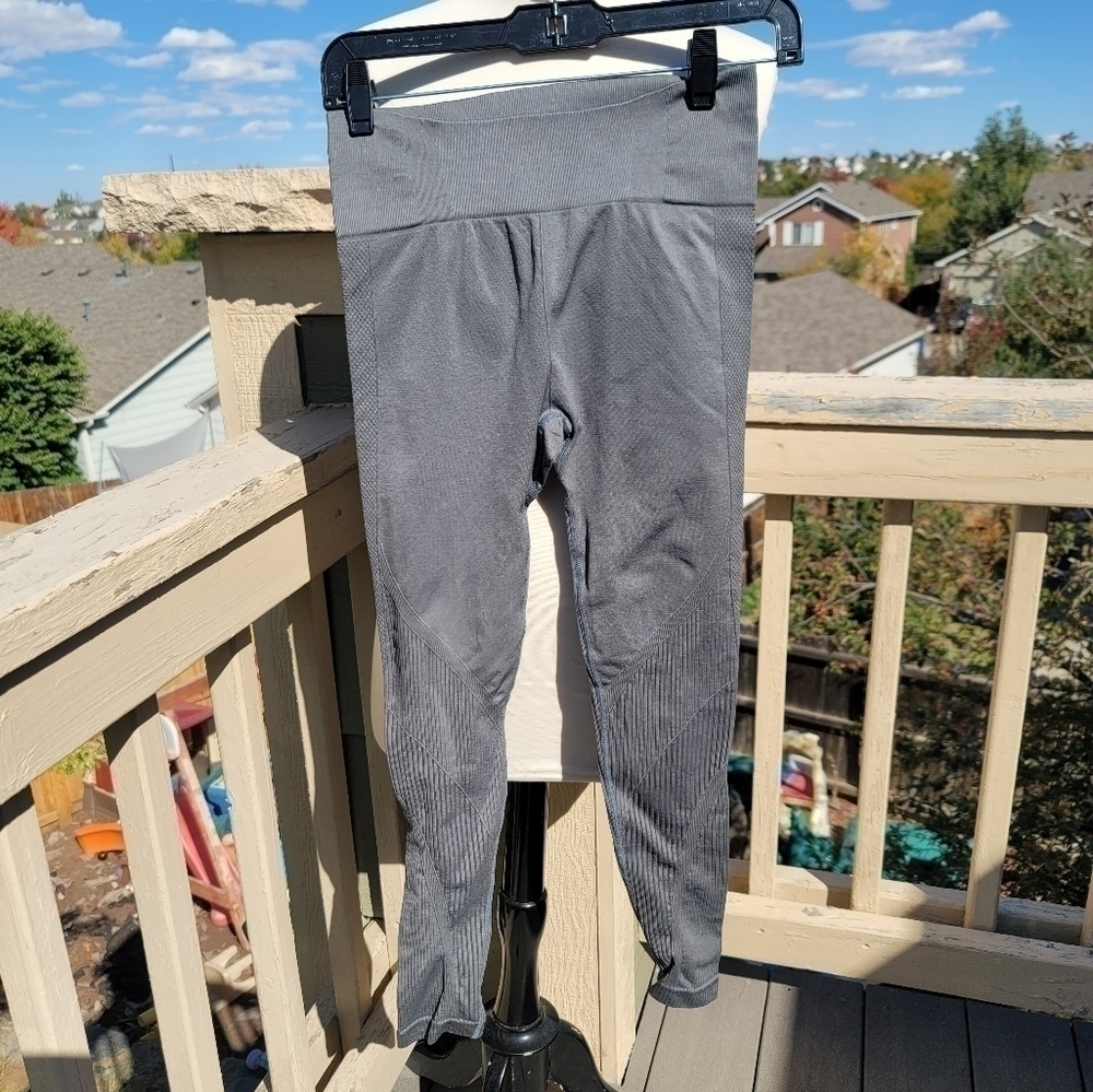 ZYIA GRAY LEGGINGS, W RIBBED ANKLE DETAIL, SZ MEDIUM